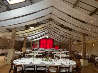 Guirlandes lumineuses LED installées pour un mariage 4