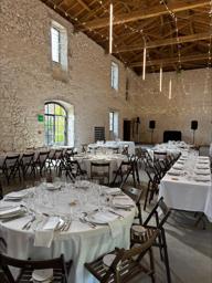 Guirlandes lumineuses LED installées pour un mariage 8