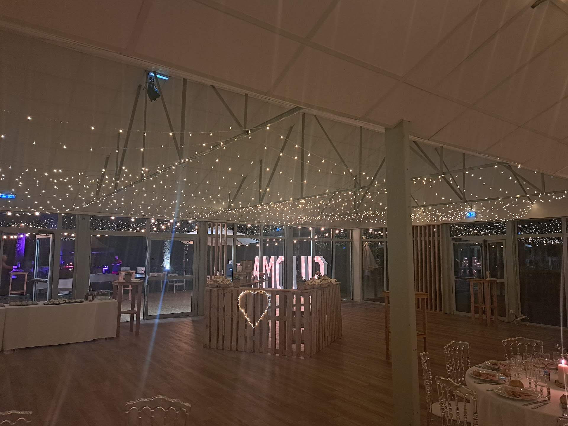 Ciel étoilé mariage guirlandes lumineuses décoration événement 38