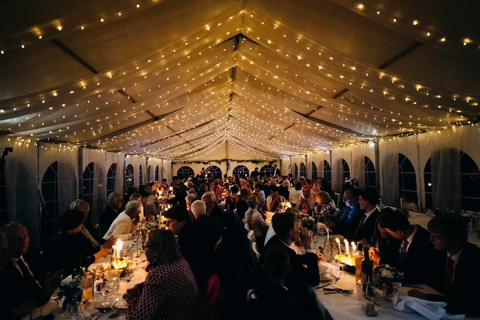 Salle de mariage éclairée avec ciel étoilé