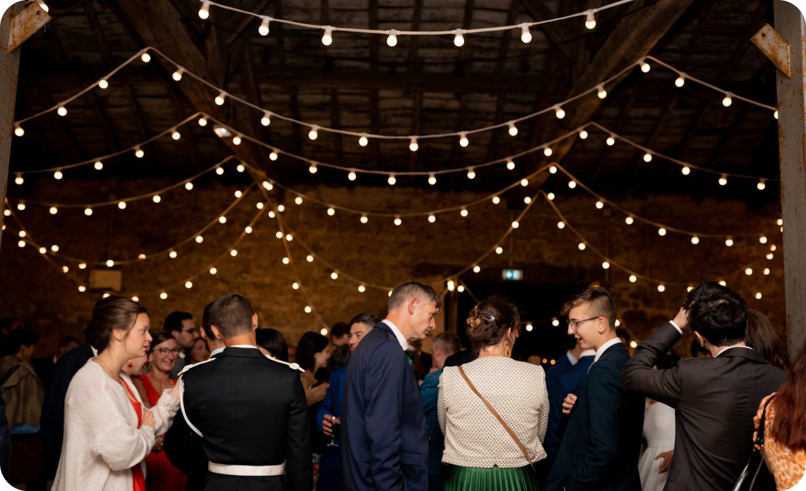 Guirlandes guinguettes installées mariage décoration éclairage événement location